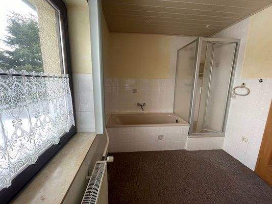 Dusche und Badewanne.JPG