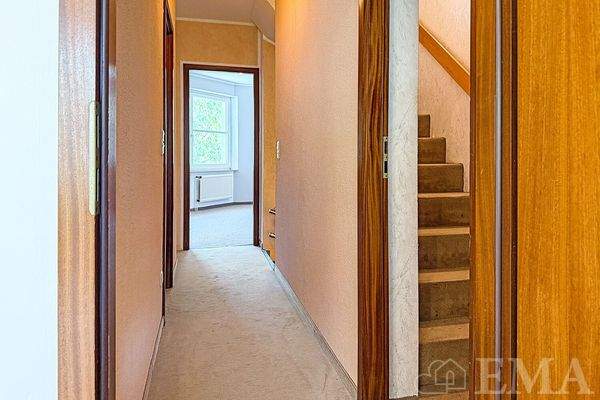 Flur mit Treppe ins Dachgeschoss