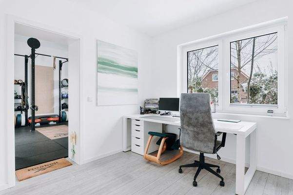 Büro mit Durchgang zum Fitnessraum