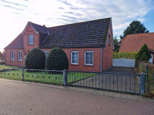 seitliche Auffahrt und Vorgarten