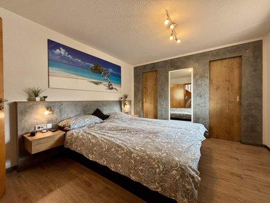 Schlafzimmer mit begehbarem Kleiderschrank