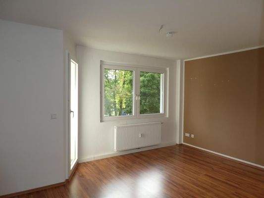 Wohnzimmer mit Balkon