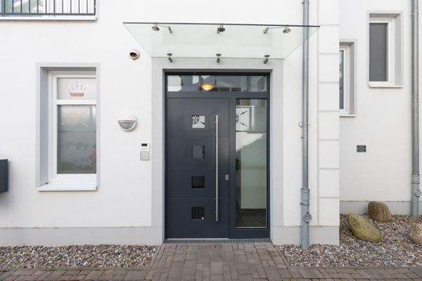 Die moderne Haustür mit Überdachung 