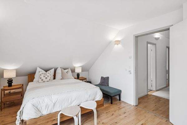 Hochwertig möbliertes Schlafzimmer