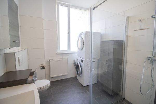 Badezimmer mit Waschmaschine und Trockner