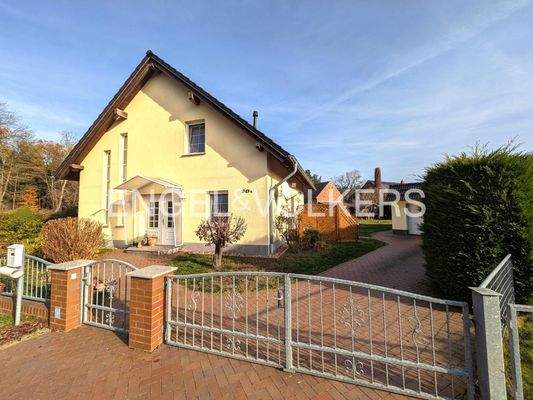 Hauseingang und Zufahrt