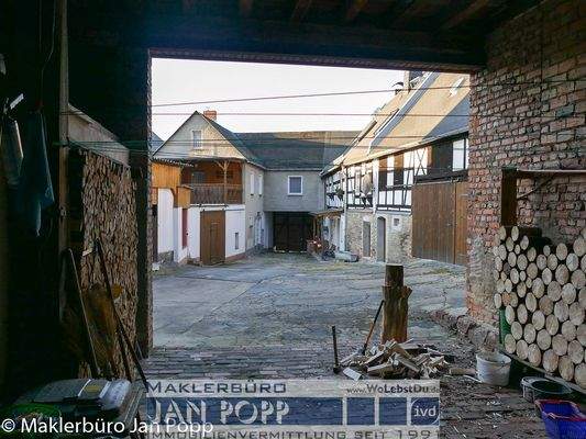 Blick von der Gartendurchfahrt in den Hof