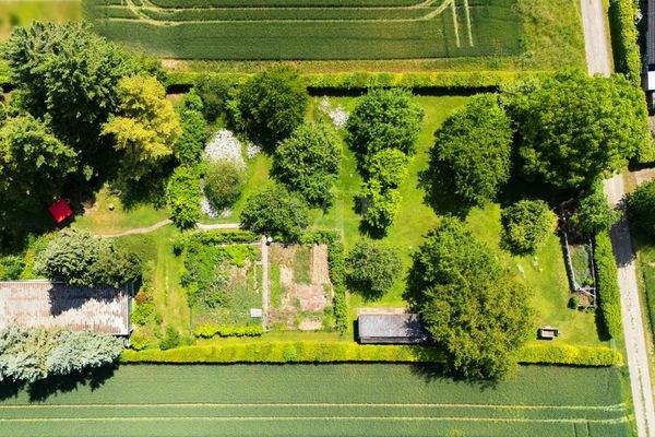 Südlicher Teil des Anwesen - mit Poohaus und Gartenbereich