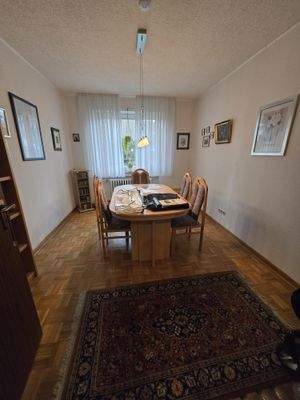 Esszimmer mit Holzmöbeln