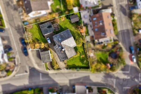 Luftaufnahme: Haus und Grundstück
