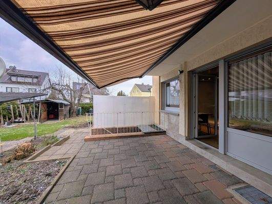 Terrasse mit Blick in den Garten