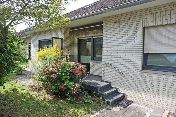 S-O Ansicht mit Terrasse vor der Küche