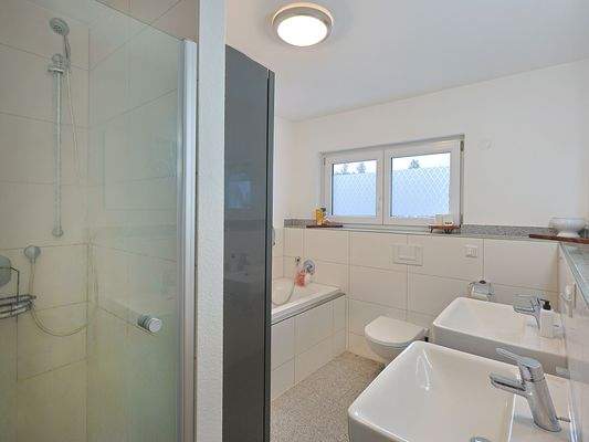 Badezimmer mit Duschkabine, Badewanne und Doppelwaschbecken