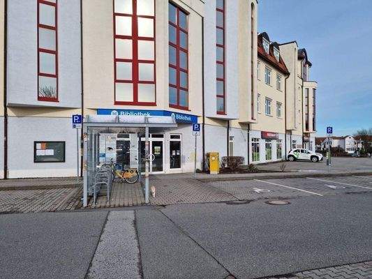 Ortsamt. Bücherei. Geschäfte.