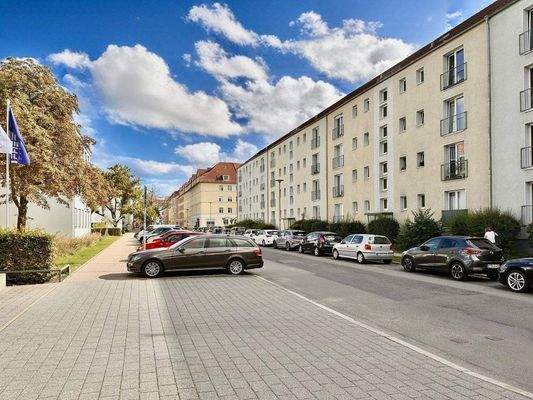 Gesamtansicht &amp; gegenüberliegende FH