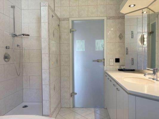 ... Dusche- und Waschtisch