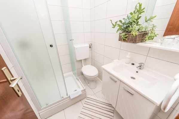 1. OG: Badezimmer eines Zimmers
