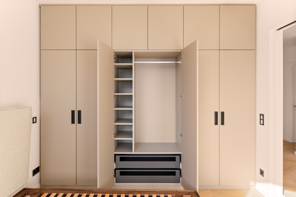 Kleiderschrank im Schlafzimmer