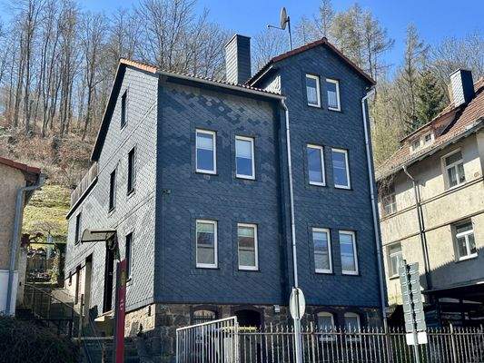 Straßenansicht von links