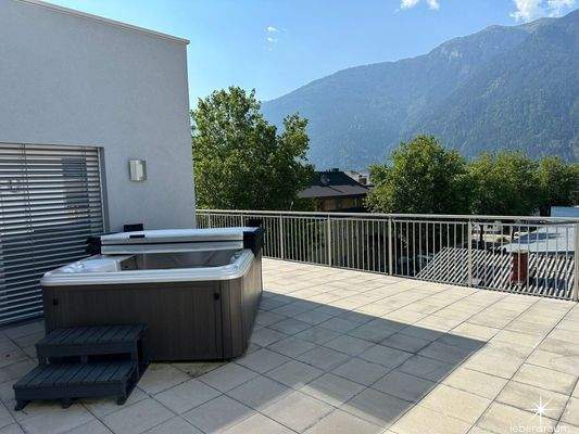 Terrasse mit Whirlpool.
