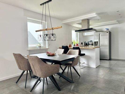 Ess- und Wohnbereich mit offener Küche