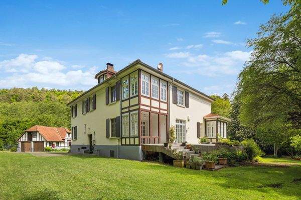 Rückseite mit Eingang und Remise