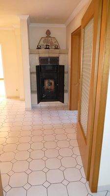 EG: Flur mit Kachelofen