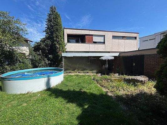 Garten mit Sonnenterrasse und Pool