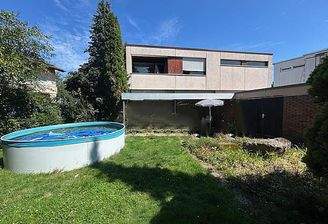 Garten mit Sonnenterrasse und Pool