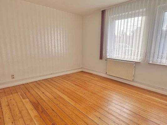 Eines der Schlafzimmer im EG mit Echtholzboden