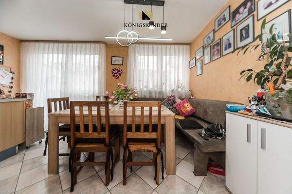 Wohnküche mit Zugang zum Balkon