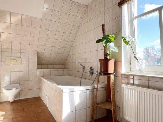 Badezimmer mit Badewanne & Fußbodenheizung