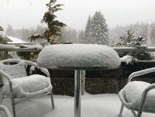 Balkon mit Schnee