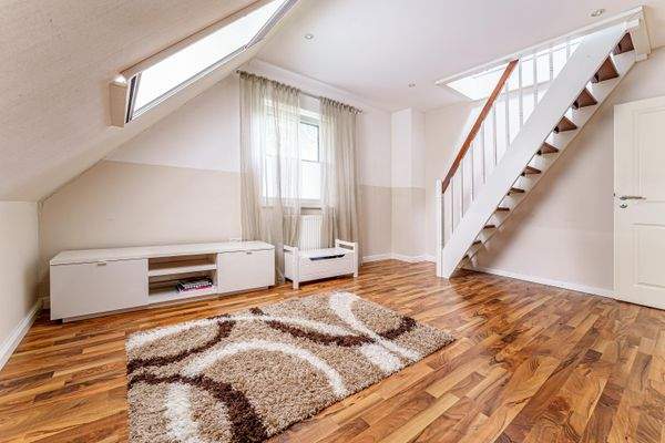 Zweites Schlafzimmer mit Durchgang zum OG.