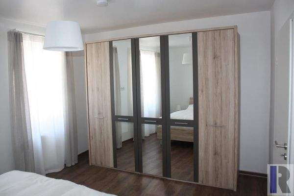 Großer Spiegelschrank