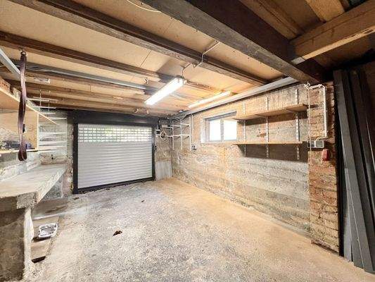 Kellerraum mit Einfahrt