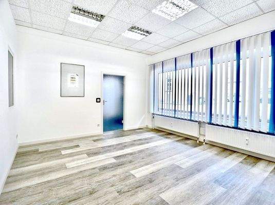 Helles Büro mit Jalousien