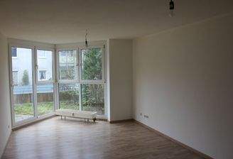 Wohnzimmer mit bodentiefer Vollverglasung 