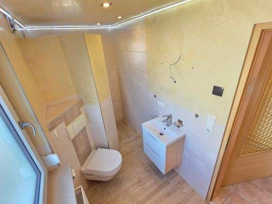 modernisiertes Dusch-Bad mit WC im EG