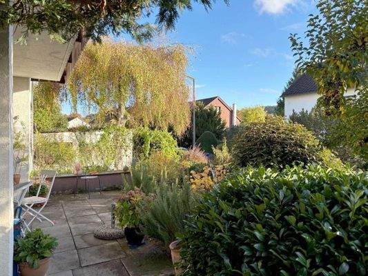 Der Vorgarten mit Terrasse im EG