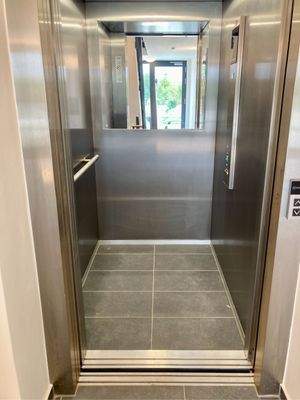 Moderner Aufzug Innenansicht