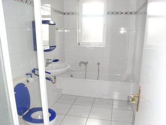 Bad mit Wanne und Dusche, Bild exemplarisch vor Neuvermietung