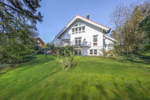 Haussüdseite mit Garten