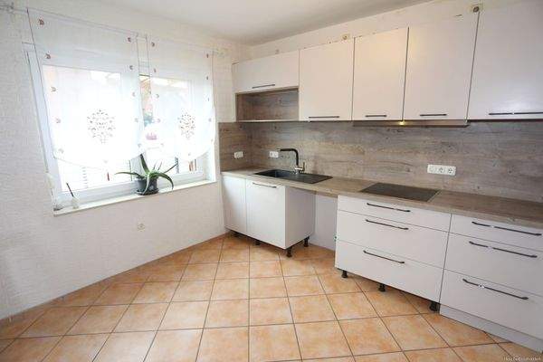 Küche mit Einbauküche