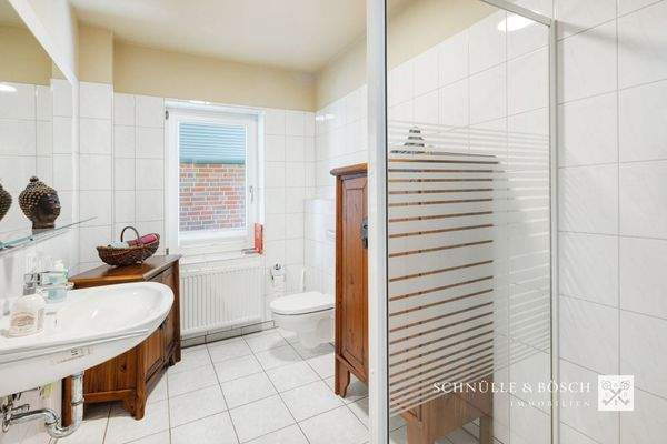 Das Badezimmer im Erdgeschoss mit Dusche