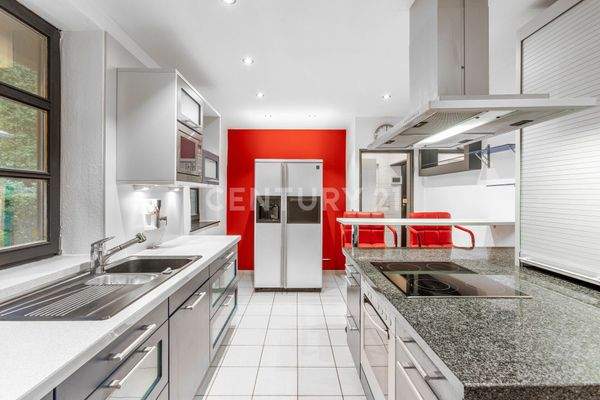 Markengeräte und großer Kühlschrank