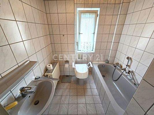 Tageslichtbadezimmer im EG mit Wanne