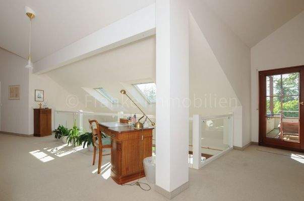 helle, großzügige Galerie im Obergeschoss (1)