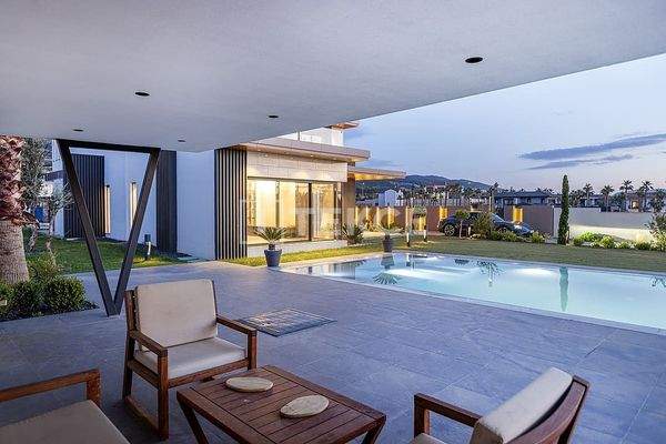 Villa with a Spacious Garden and Swimming Pool in İzmir