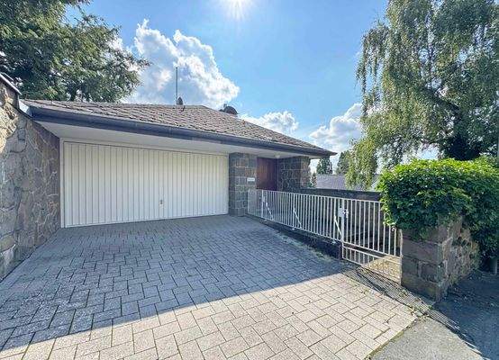 Hauseingang mit Doppelgarage